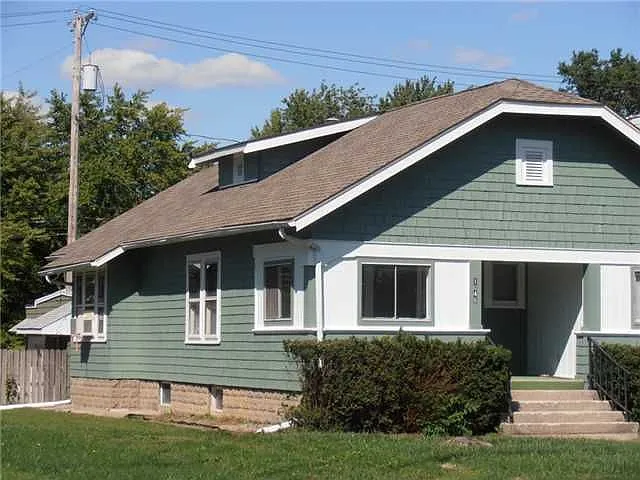 1046 E 2nd St photo 1