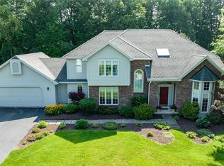 69 Chippenham Dr, Penfield, NY 14526