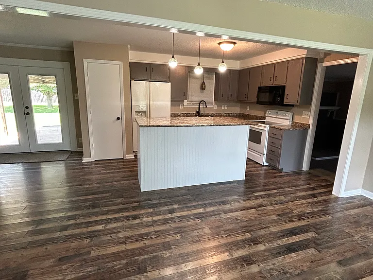 2272 Wildwood Dr — Photo 3