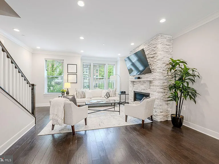 10326 Grosvenor Pl — Photo 9