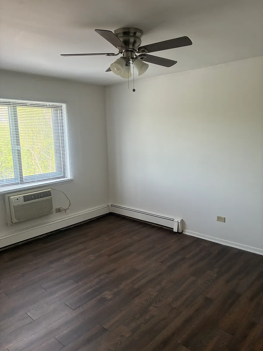 Building Photo - 125 Surrey Dr #201
