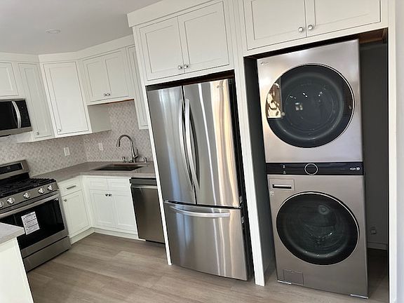 2nd image of 2573-2573 S Bundy Dr