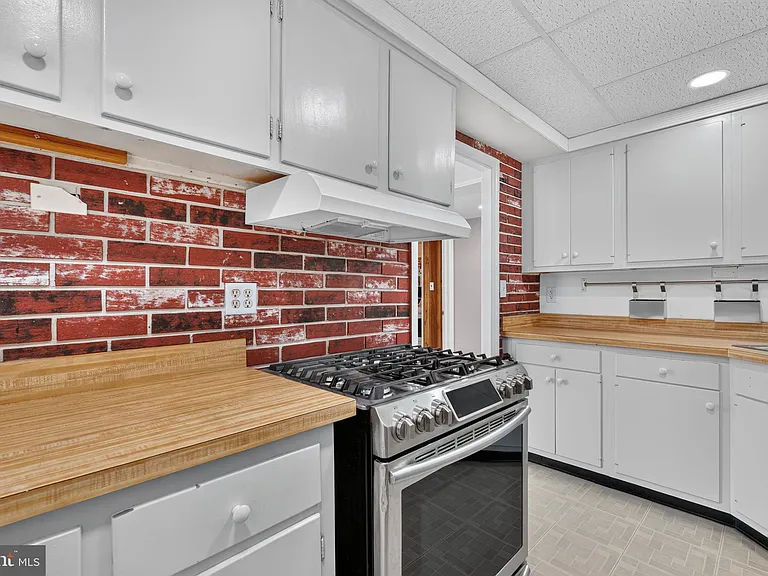 7027 Jefferson Ave — Photo 9
