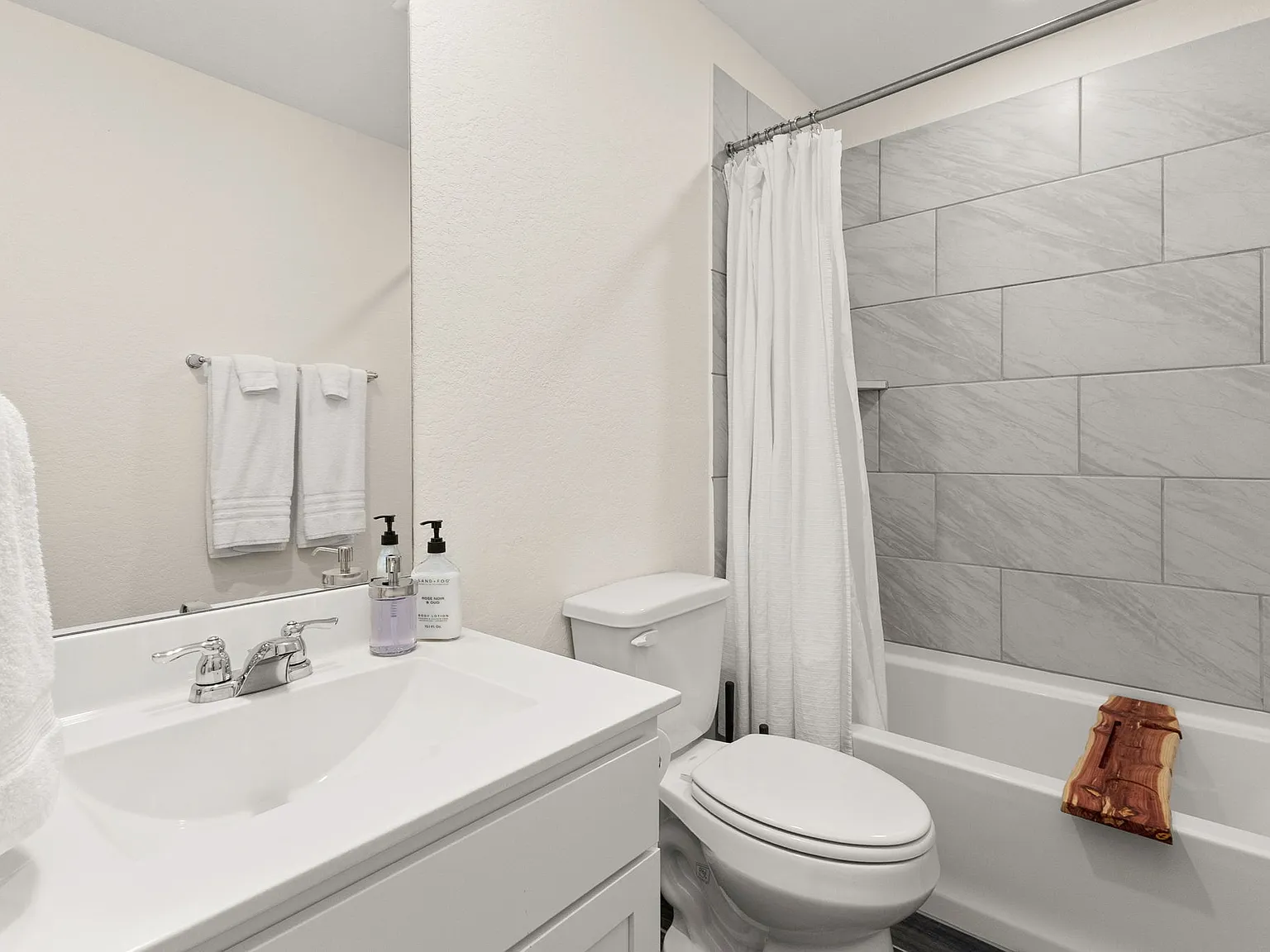 4 bed, 2394 sqft, $2,000 — Photo 4