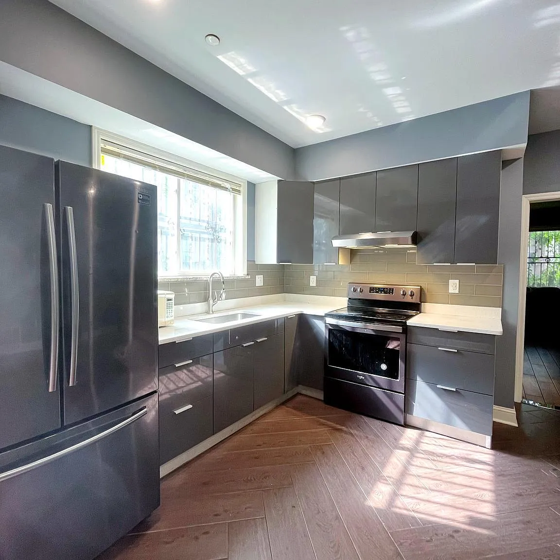 2 bed, 2.0 bath, 3180 sqft, $1,800 — Photo 2