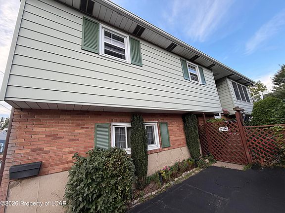 2nd image of 853 Hanover Ct