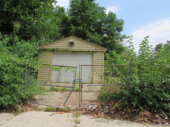 5th image of 15858 Curtis St