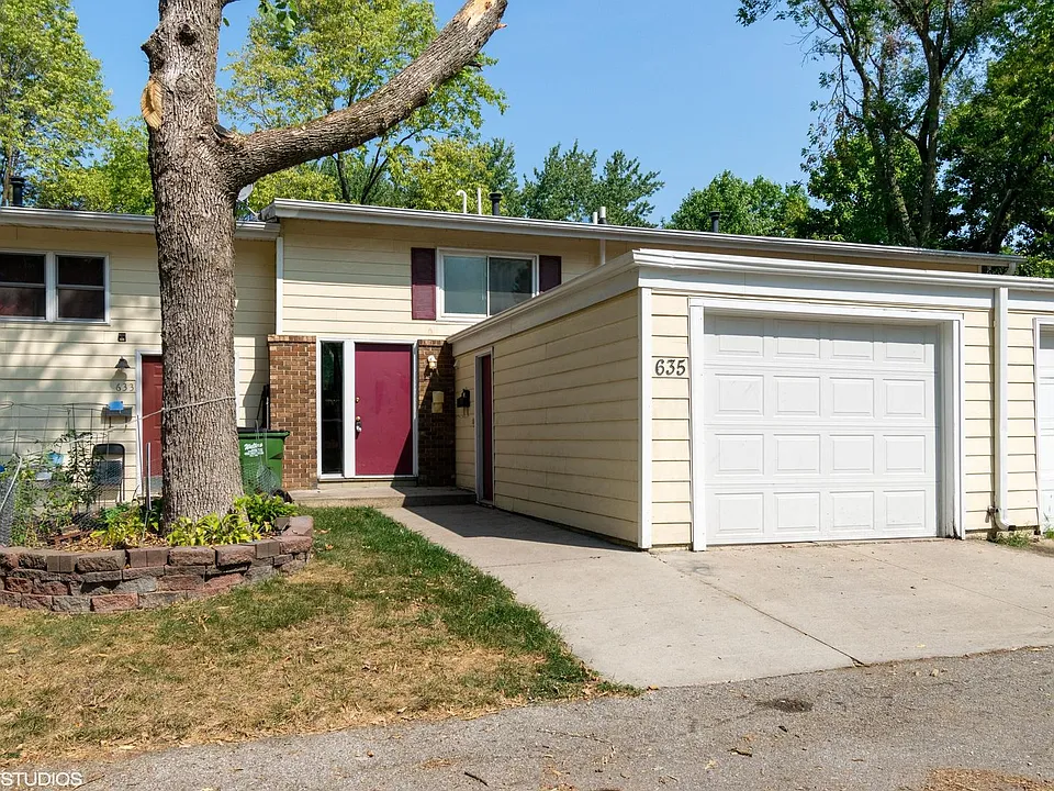 635 Meadow Pl
