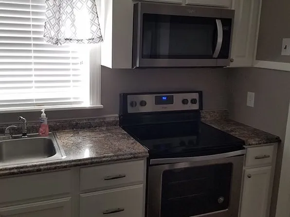 825 N State St, Yadkinville, NC 27055