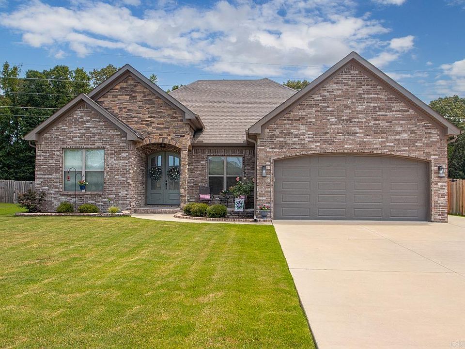 1st image of 820 Oak Forest Cir