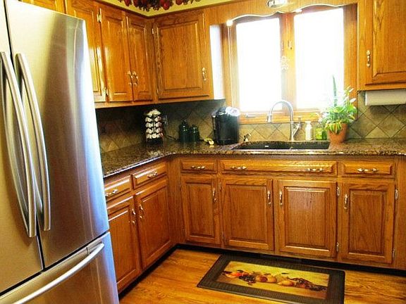 3rd image of 437 Sandy River Dr