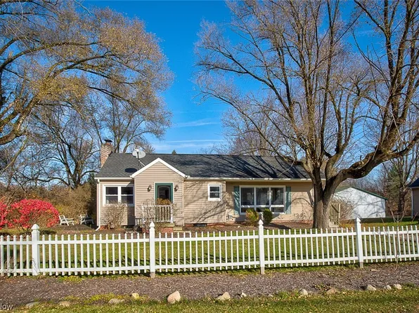 1711 Smith Kramer St NE, Hartville, OH 44632