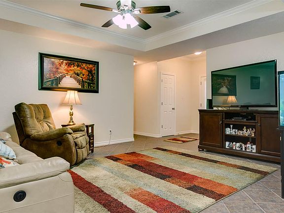 4th image of 504 E Greenfield Dr