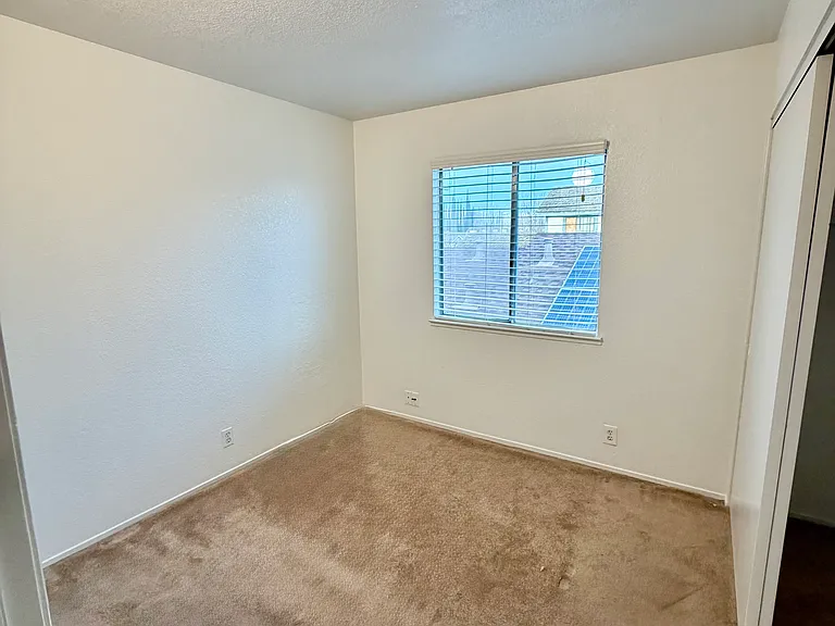 320 Hawthorne Dr — Photo 10