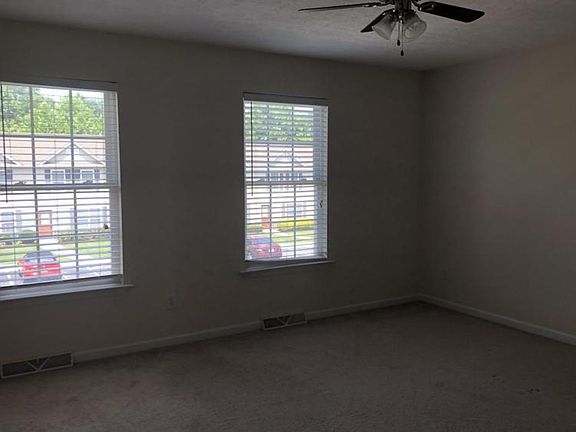 3rd image of 18 Lawton Cir #&-95