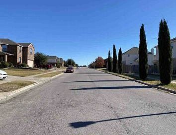 3rd image of 4405 Auburn Dr