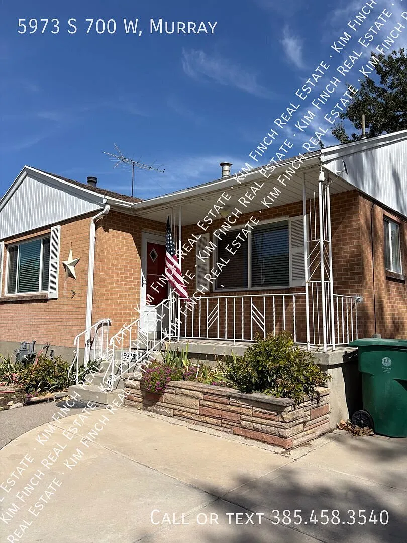 4 bed, 1.5 bath, 2400 sqft — Photo 1