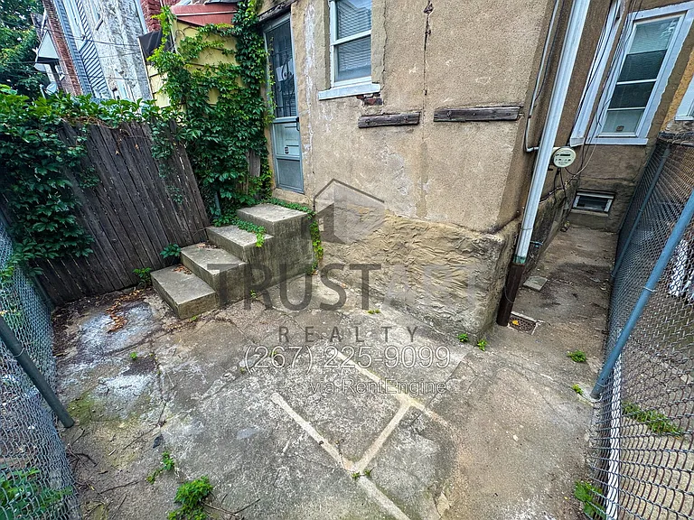 2082 Albright St — Photo 16