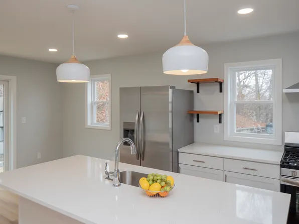 93 1st St #99, East Providence, RI 02914