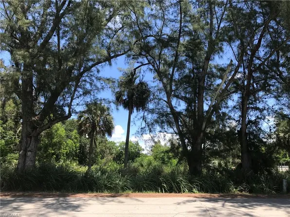 2460 Palm Ave, Saint James City, FL 33956