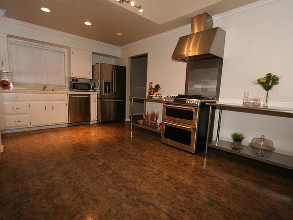 2nd image of 634 W Magill Ave