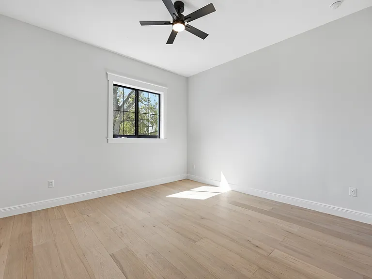 920 W Alfred St — Photo 12