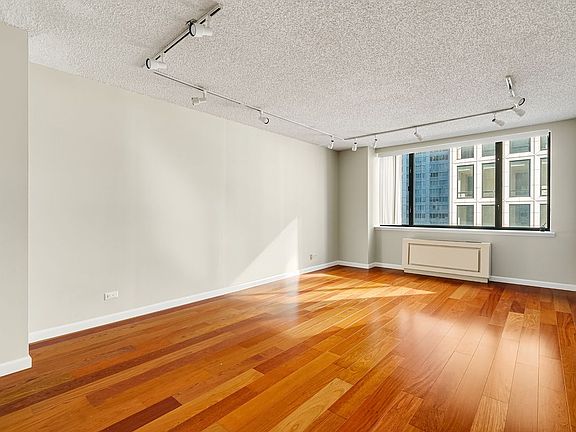 3rd image of 30 W 61st St APT 15G