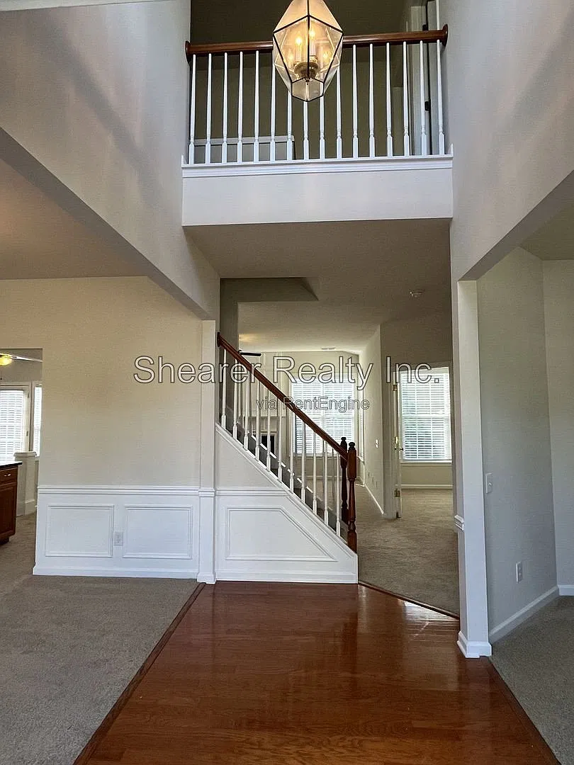 4 bed, 2.5 bath, 2402 sqft, $2,850 — Photo 3