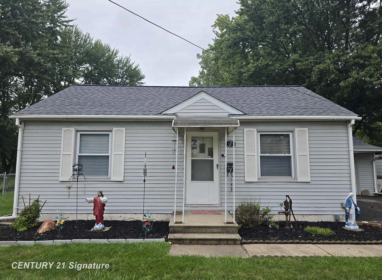 499 Helen St photo 1