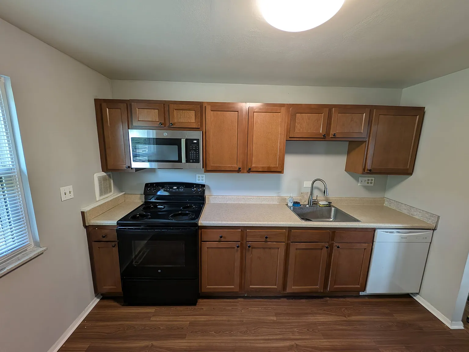 3 bed, 1.5 bath, 1945 sqft, $2,295 — Photo 2