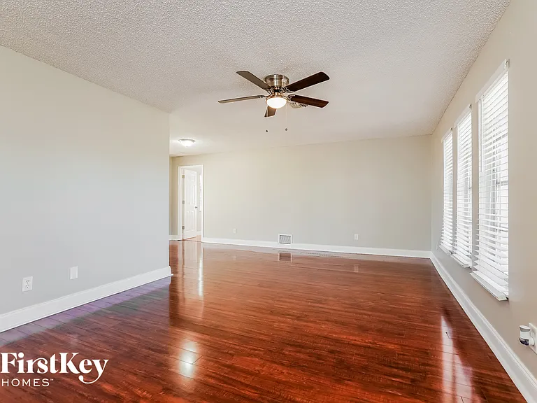 18185 Dupont Dr — Photo 2