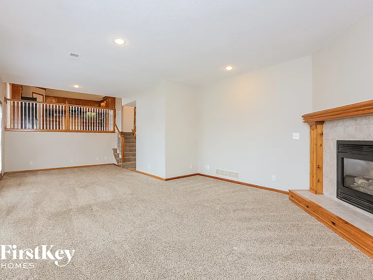 912 Madelyn Dr — Photo 7