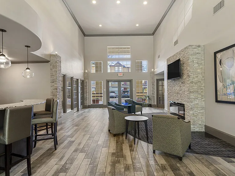 Regal Court Apartments — Photo 8