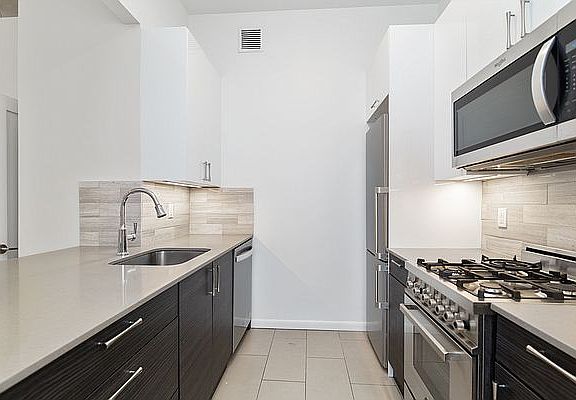 3rd image of 110 Greenwich St #9C3