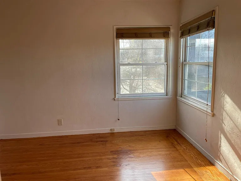 Bedroom - Windows with 2 views