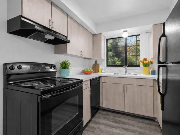 Pilgrim Village - Canton, MI