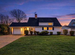 68 Summer Lane, Hicksville, NY 11801