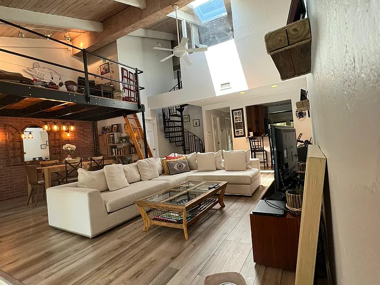 212 NE 16th Ter — Photo 6