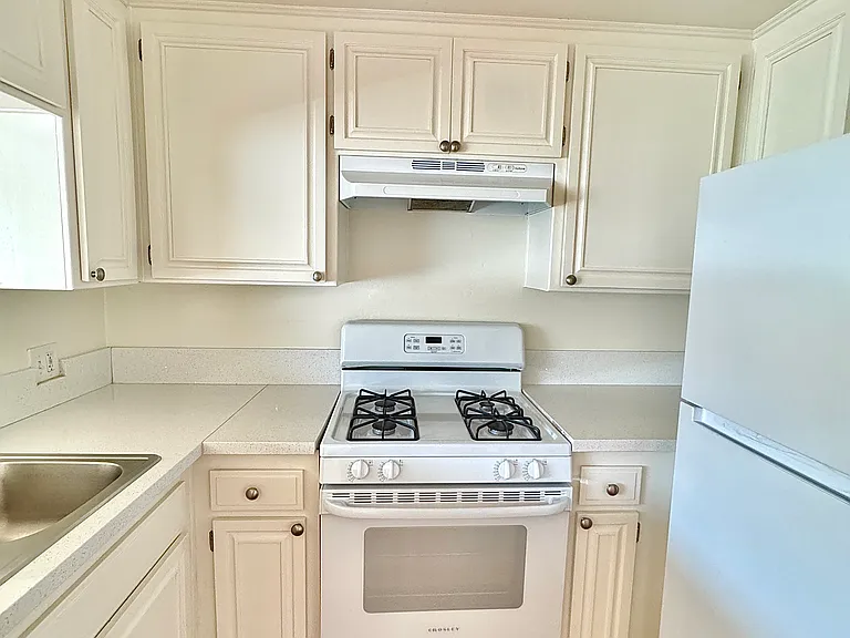 5229 Riverton Ave #10 — Photo 6