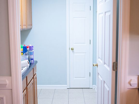 4th image of 98 Windemere Dr