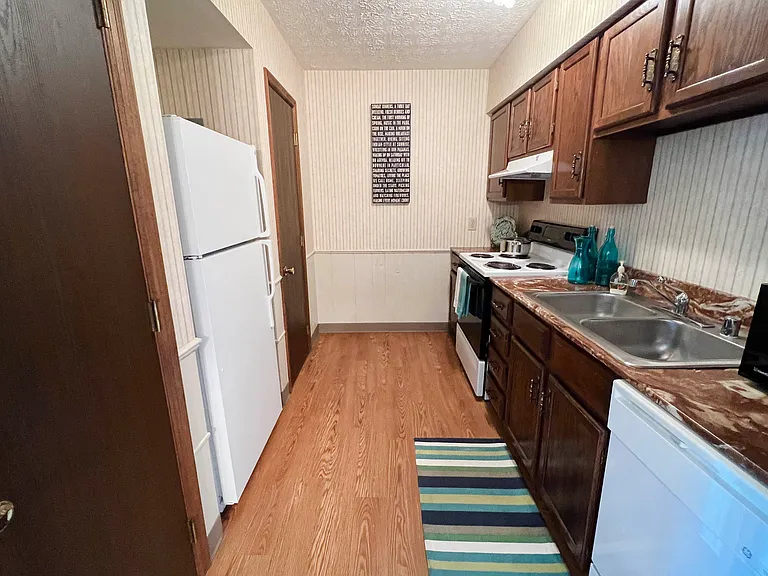 Crestbrook Apartments & Townhomes — Photo 26