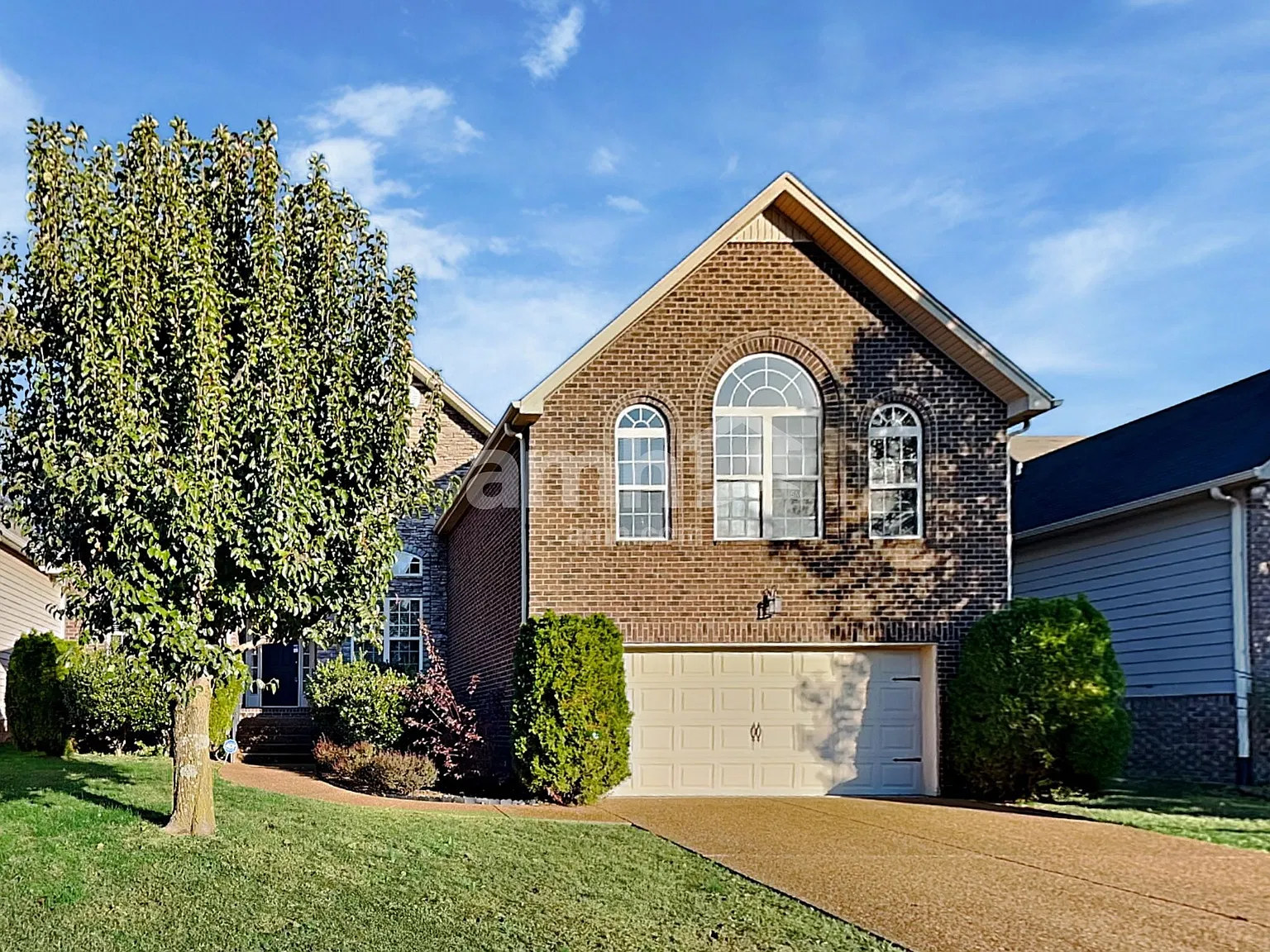 3 bed, 2.0 bath, 2326 sqft, $2,600 — Photo 1
