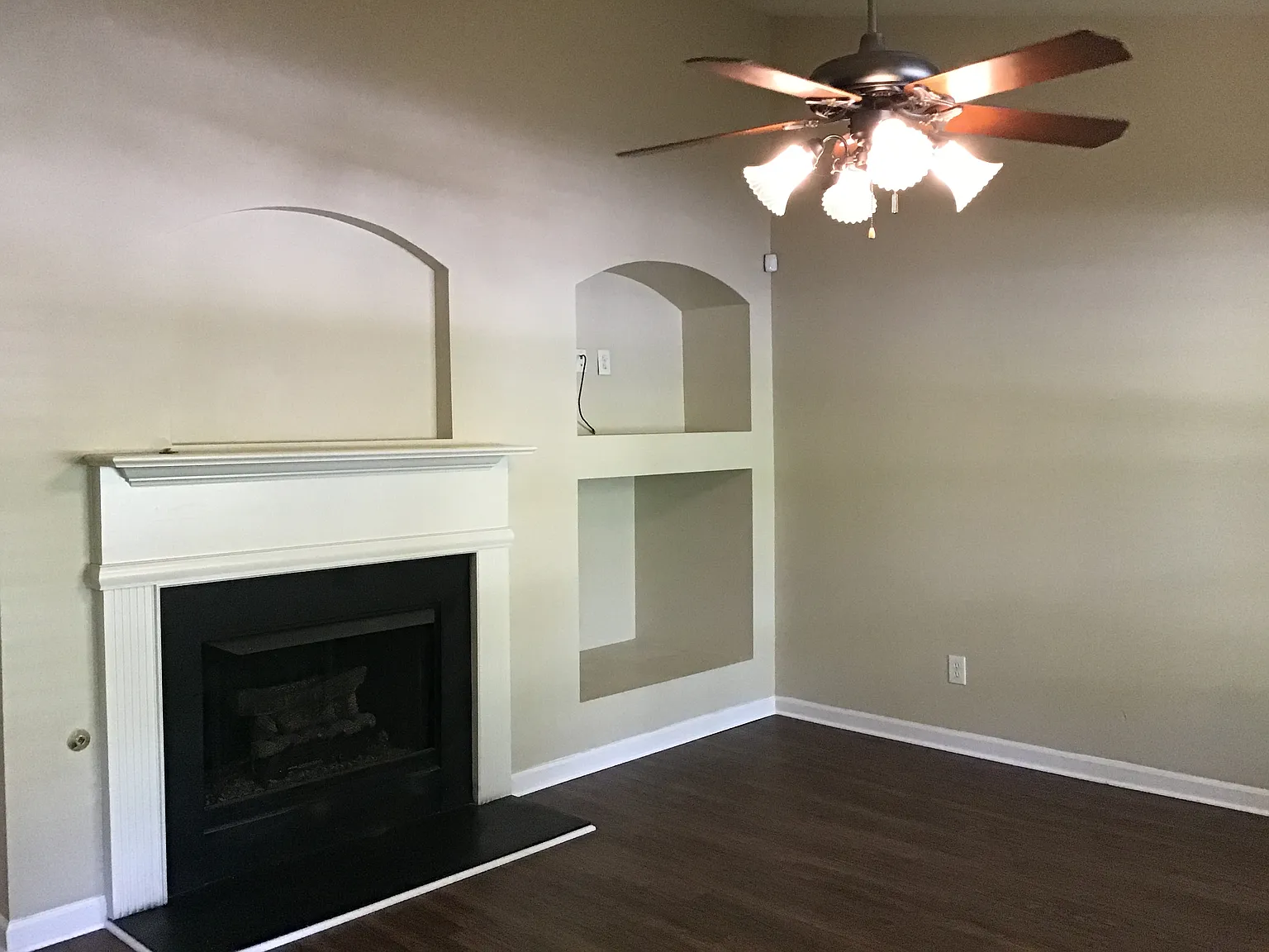 3 bed, 2.0 bath, 1446 sqft, $1,945 — Photo 3