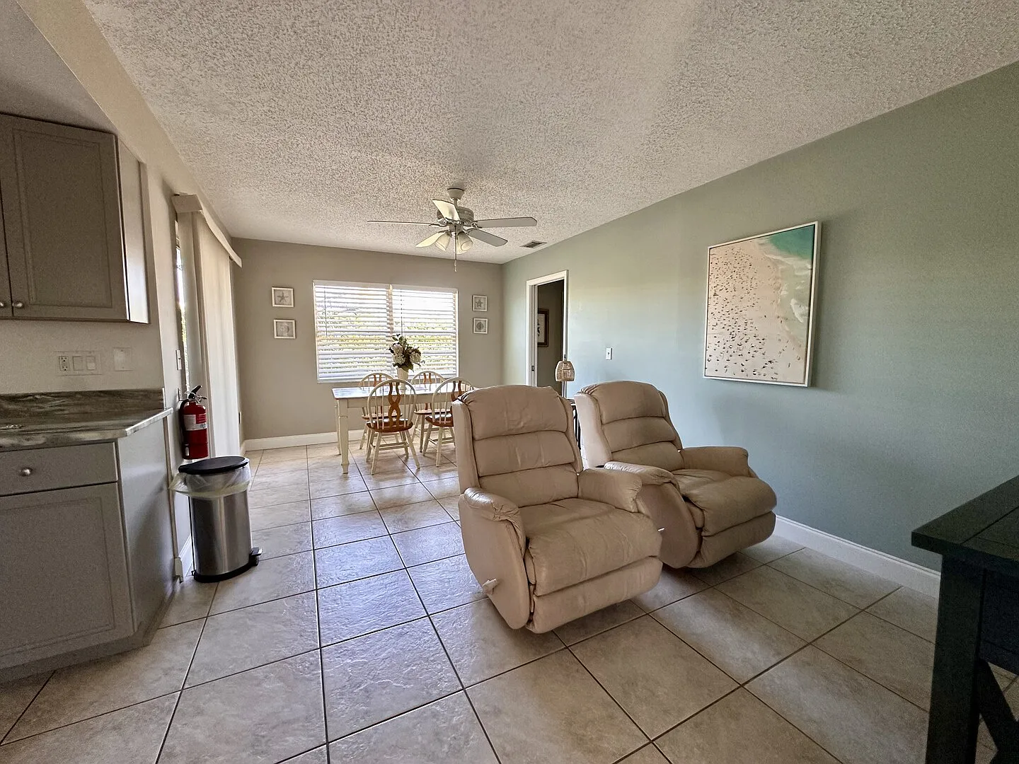 Beach & Park Retreat Furnished 2BR in Village Green — Photo 3