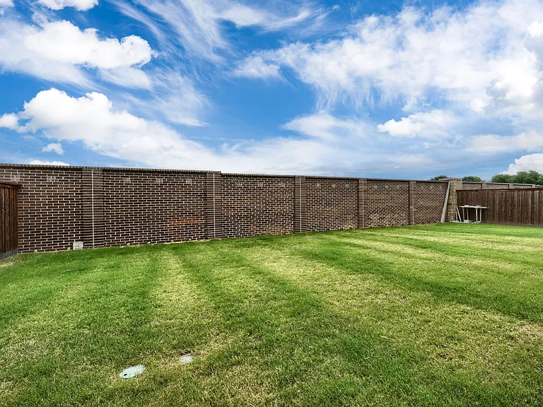929 Newcastle Dr — Photo 6