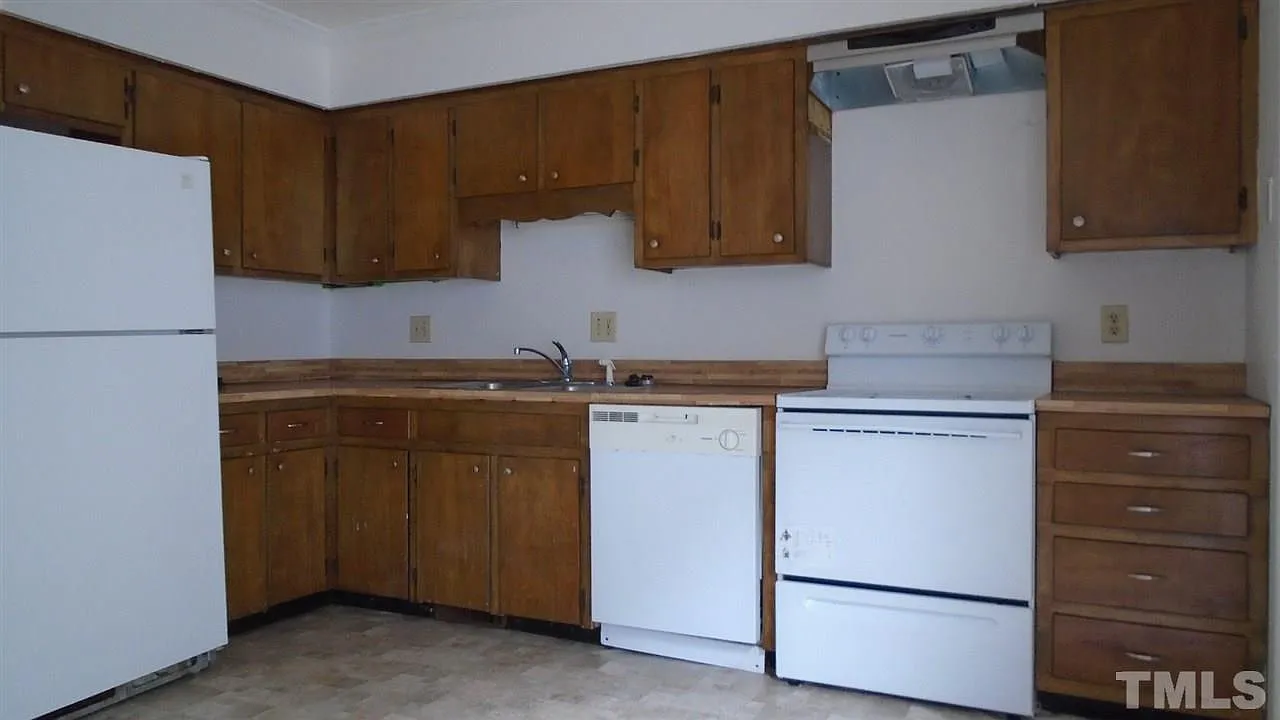 2 bed, 1.5 bath, 1001 sqft, $1,200 — Photo 3