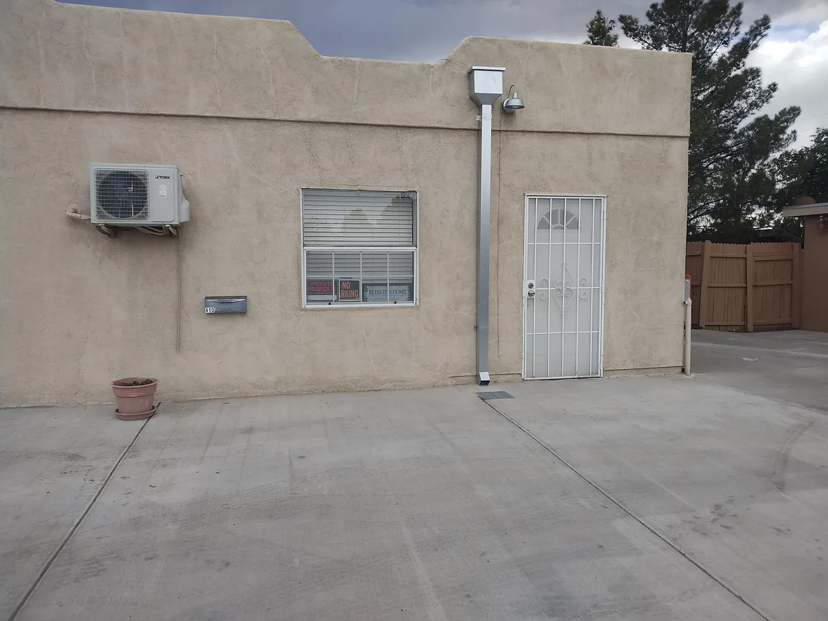 Building Photo - 410 E Lohman Ave