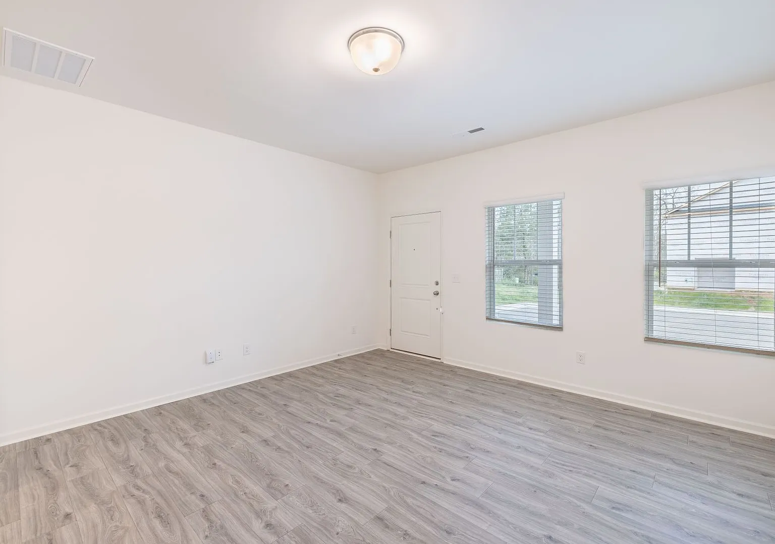 2 Bedroom Townhome Main Street Pineville - Move In Special 1 Month Free — Photo 3