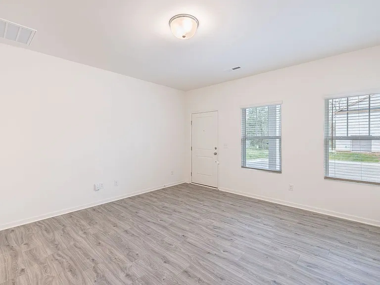 465 Kinnerton Pl — Photo 3
