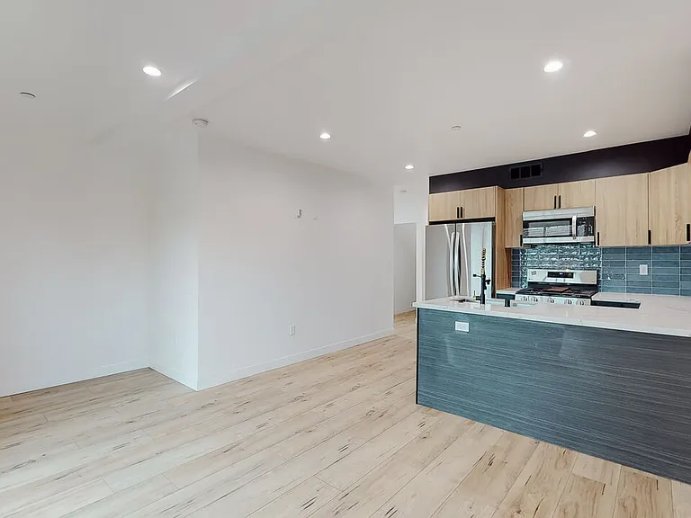 6811 Gloria Ave — Photo 4